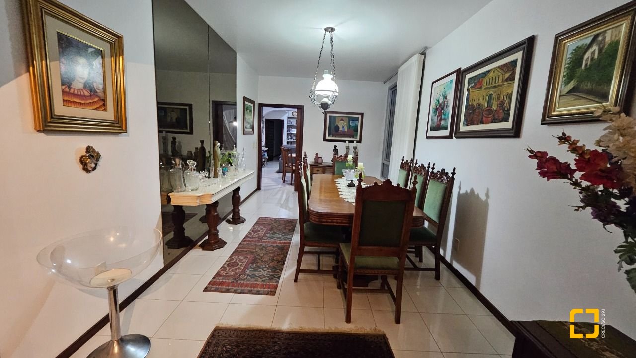 Apartamento com 211m², 5 quartos (sendo 1 suíte), 2 garagens, no bairro Centro em Florianópolis