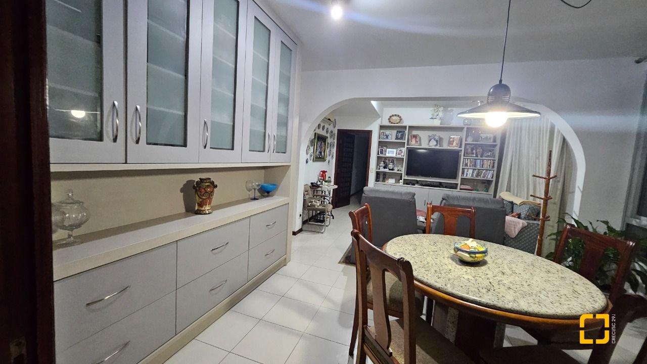 Apartamento com 211m², 5 quartos (sendo 1 suíte), 2 garagens, no bairro Centro em Florianópolis