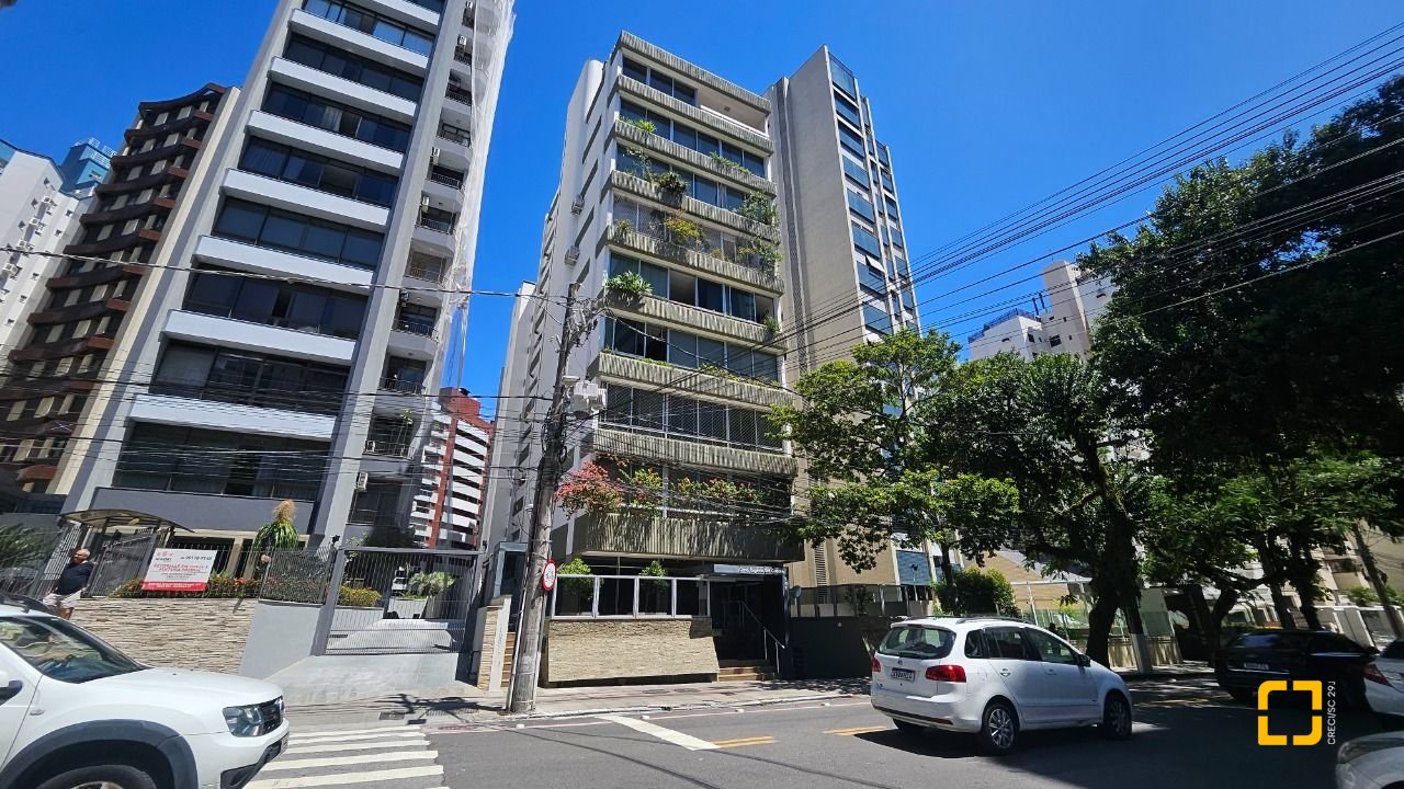 Apartamento com 211m², 5 quartos (sendo 1 suíte), 2 garagens, no bairro Centro em Florianópolis