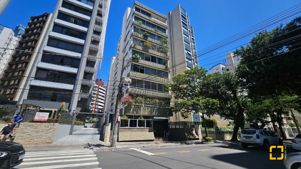 Apartamento com 211m², 5 quartos (sendo 1 suíte), 2 garagens, no bairro Centro em Florianópolis