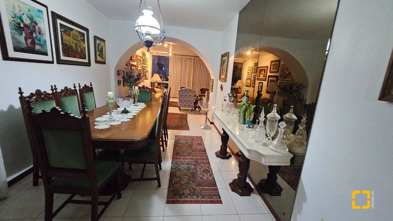 Apartamento com 211m², 5 quartos (sendo 1 suíte), 2 garagens, no bairro Centro em Florianópolis