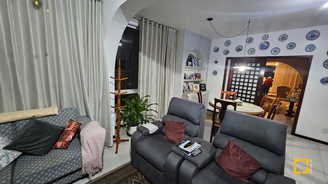 Apartamento com 211m², 5 quartos (sendo 1 suíte), 2 garagens, no bairro Centro em Florianópolis