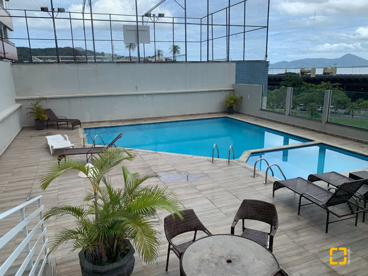 Apartamento com 81m², 4 quartos (sendo 1 suíte), 1 garagem, no bairro Centro em Florianópolis