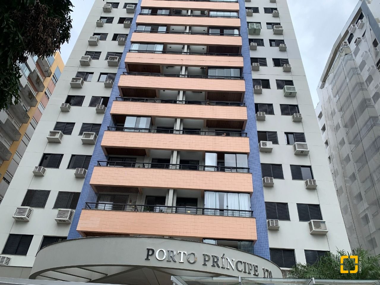 Apartamento com 81m², 4 quartos (sendo 1 suíte), 1 garagem, no bairro Centro em Florianópolis