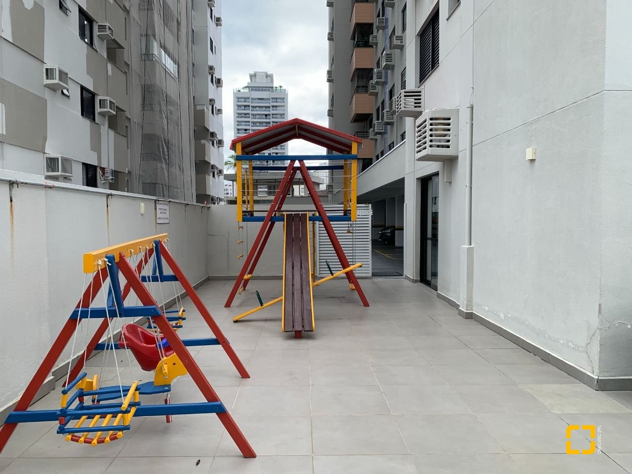 Apartamento com 81m², 4 quartos (sendo 1 suíte), 1 garagem, no bairro Centro em Florianópolis