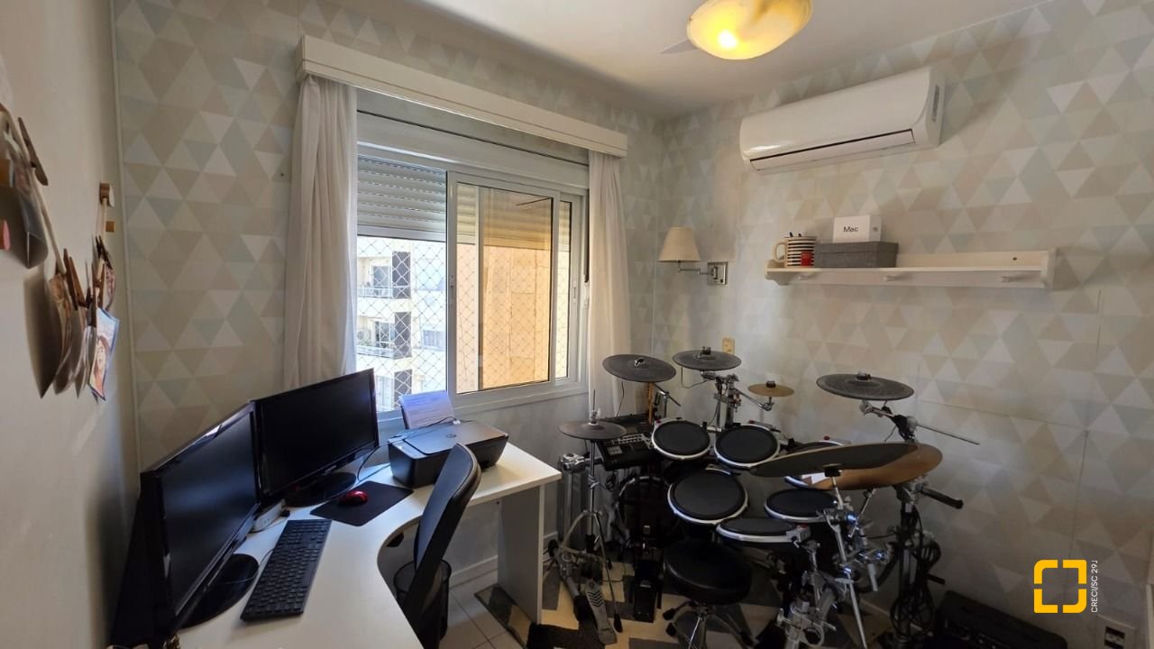 Apartamento com 91m², 4 quartos (sendo 1 suíte), 2 garagens, no bairro Trindade em Florianópolis
