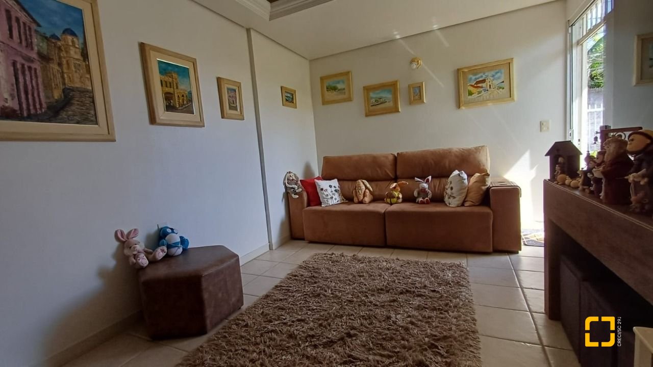 Casa com 218m², 5 quartos (sendo 1 suíte), 2 garagens, no bairro Trindade em Florianópolis