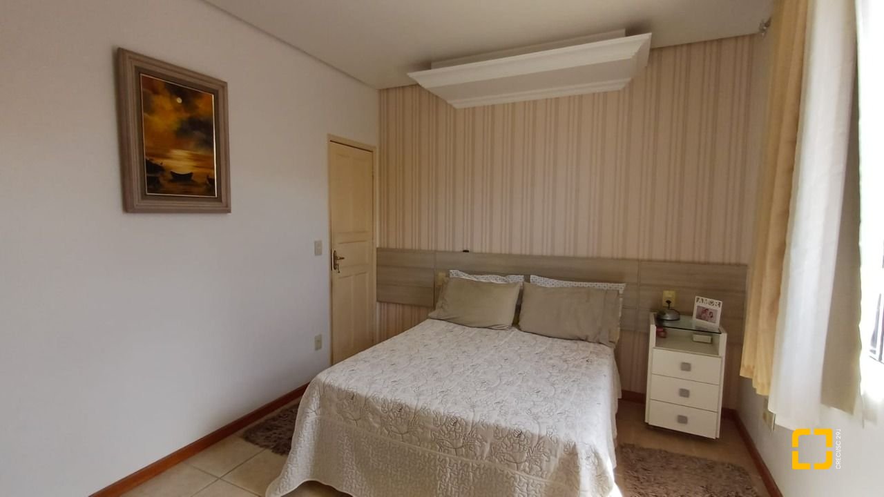 Casa com 218m², 5 quartos (sendo 1 suíte), 2 garagens, no bairro Trindade em Florianópolis