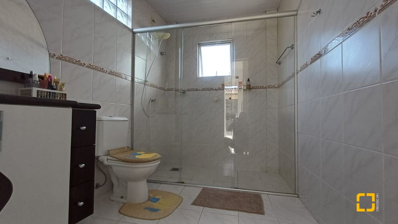 Casa com 218m², 5 quartos (sendo 1 suíte), 2 garagens, no bairro Trindade em Florianópolis