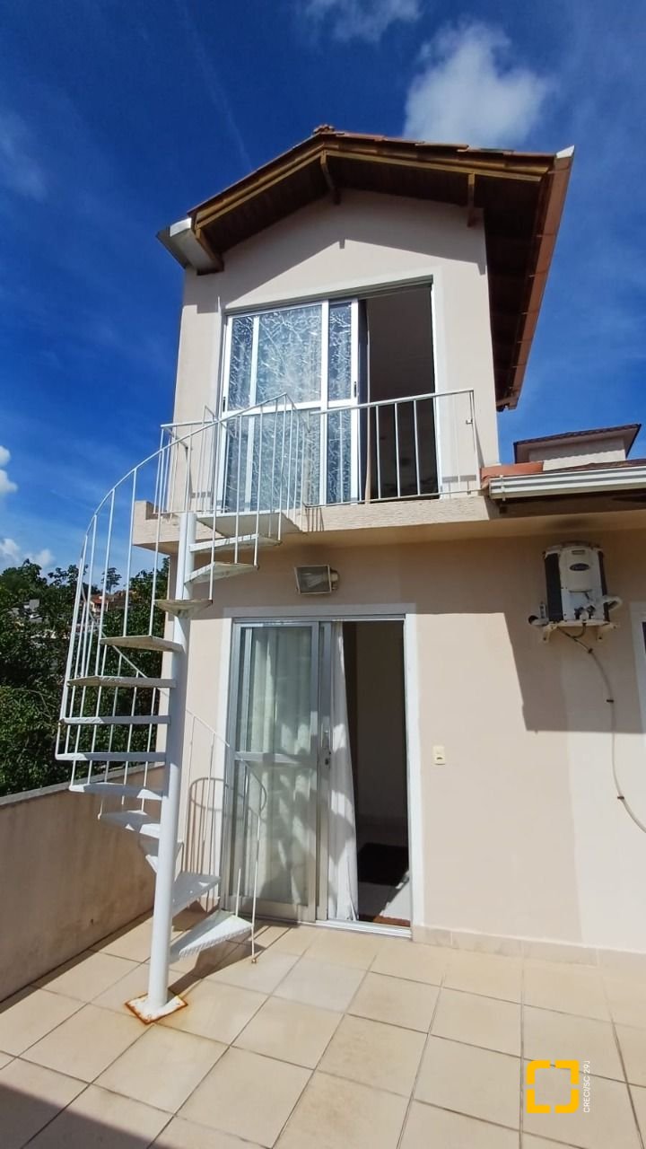 Casa com 218m², 5 quartos (sendo 1 suíte), 2 garagens, no bairro Trindade em Florianópolis