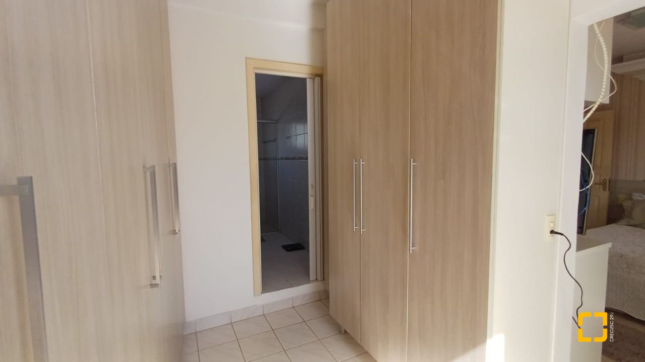 Casa com 218m², 5 quartos (sendo 1 suíte), 2 garagens, no bairro Trindade em Florianópolis