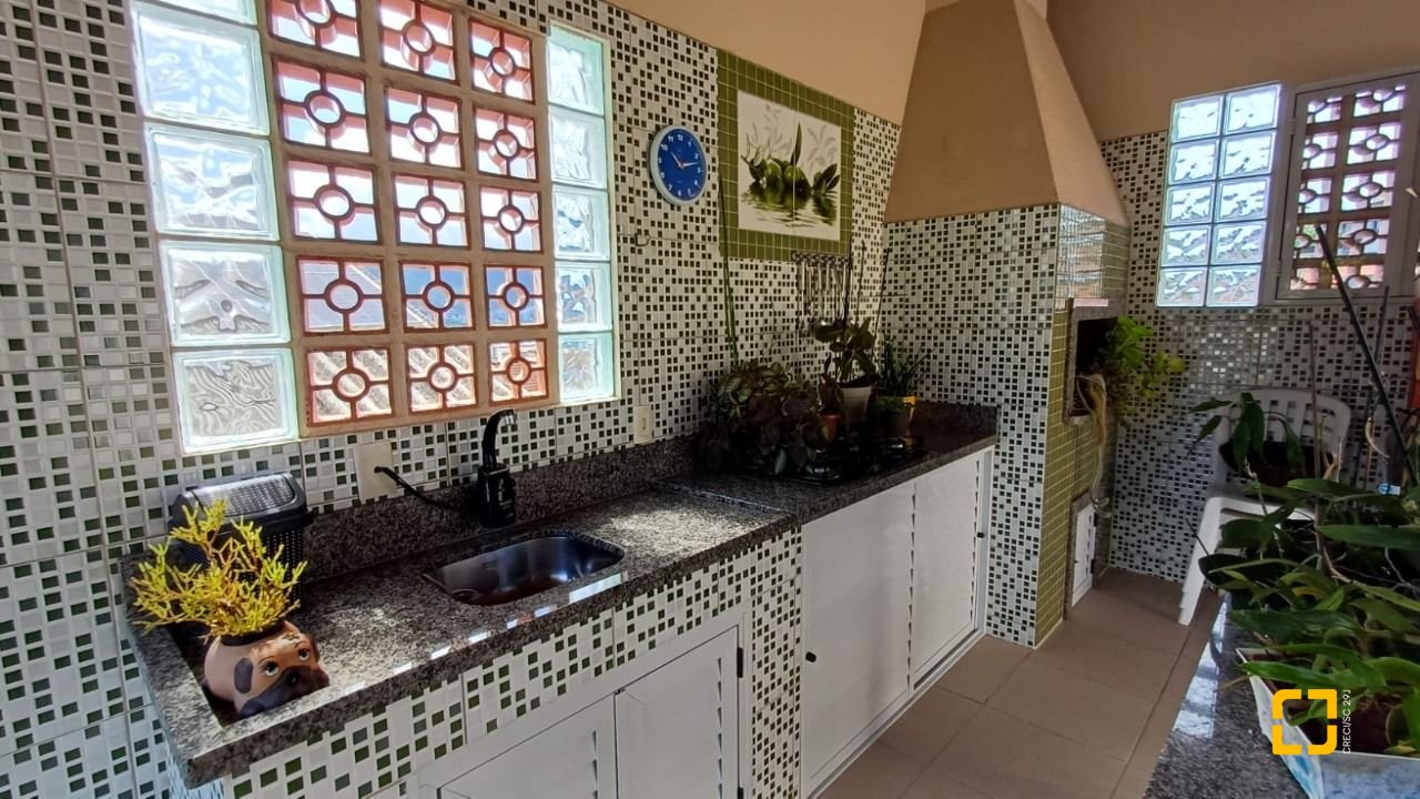 Casa com 218m², 5 quartos (sendo 1 suíte), 2 garagens, no bairro Trindade em Florianópolis