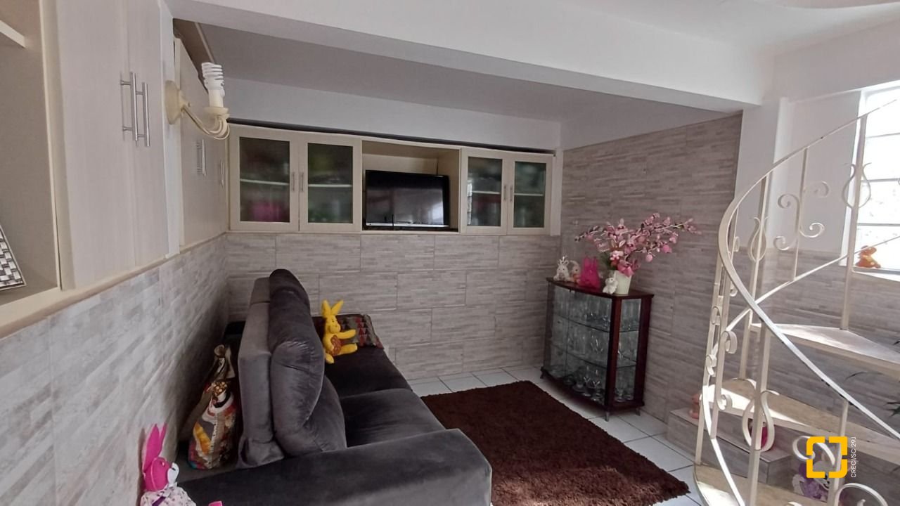 Casa com 218m², 5 quartos (sendo 1 suíte), 2 garagens, no bairro Trindade em Florianópolis