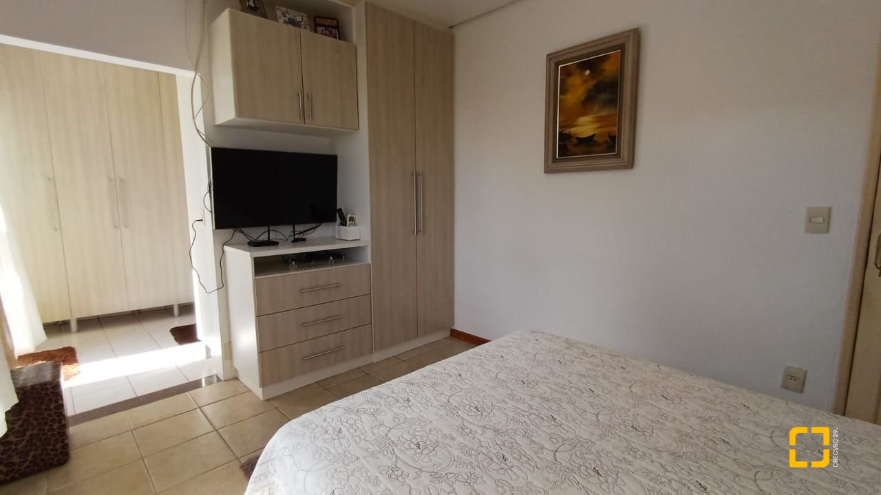 Casa com 218m², 5 quartos (sendo 1 suíte), 2 garagens, no bairro Trindade em Florianópolis
