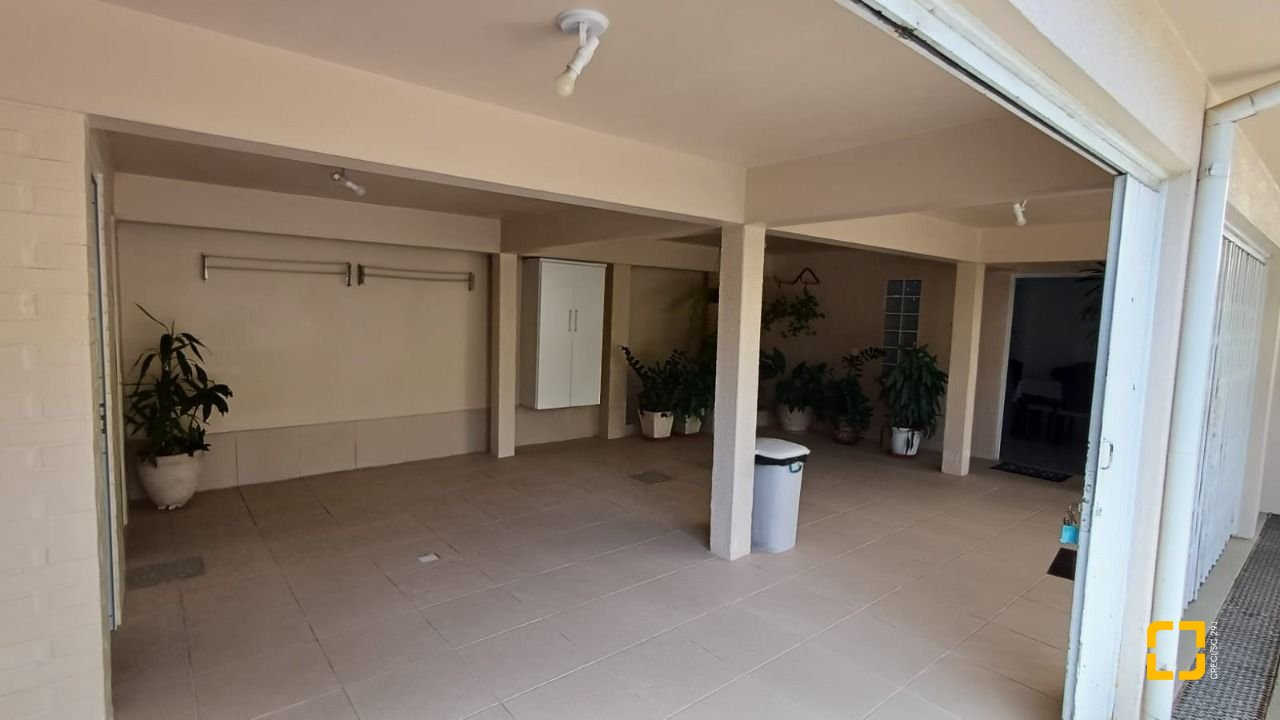 Casa com 218m², 5 quartos (sendo 1 suíte), 2 garagens, no bairro Trindade em Florianópolis