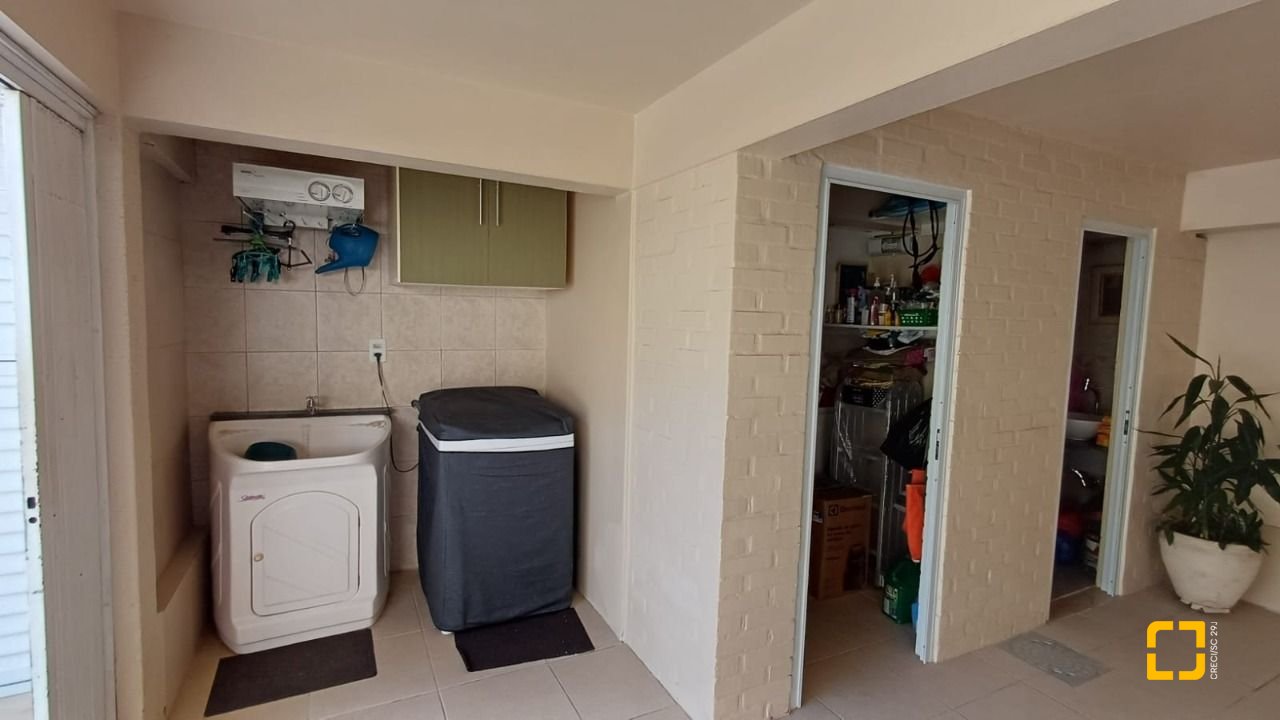 Casa com 218m², 5 quartos (sendo 1 suíte), 2 garagens, no bairro Trindade em Florianópolis