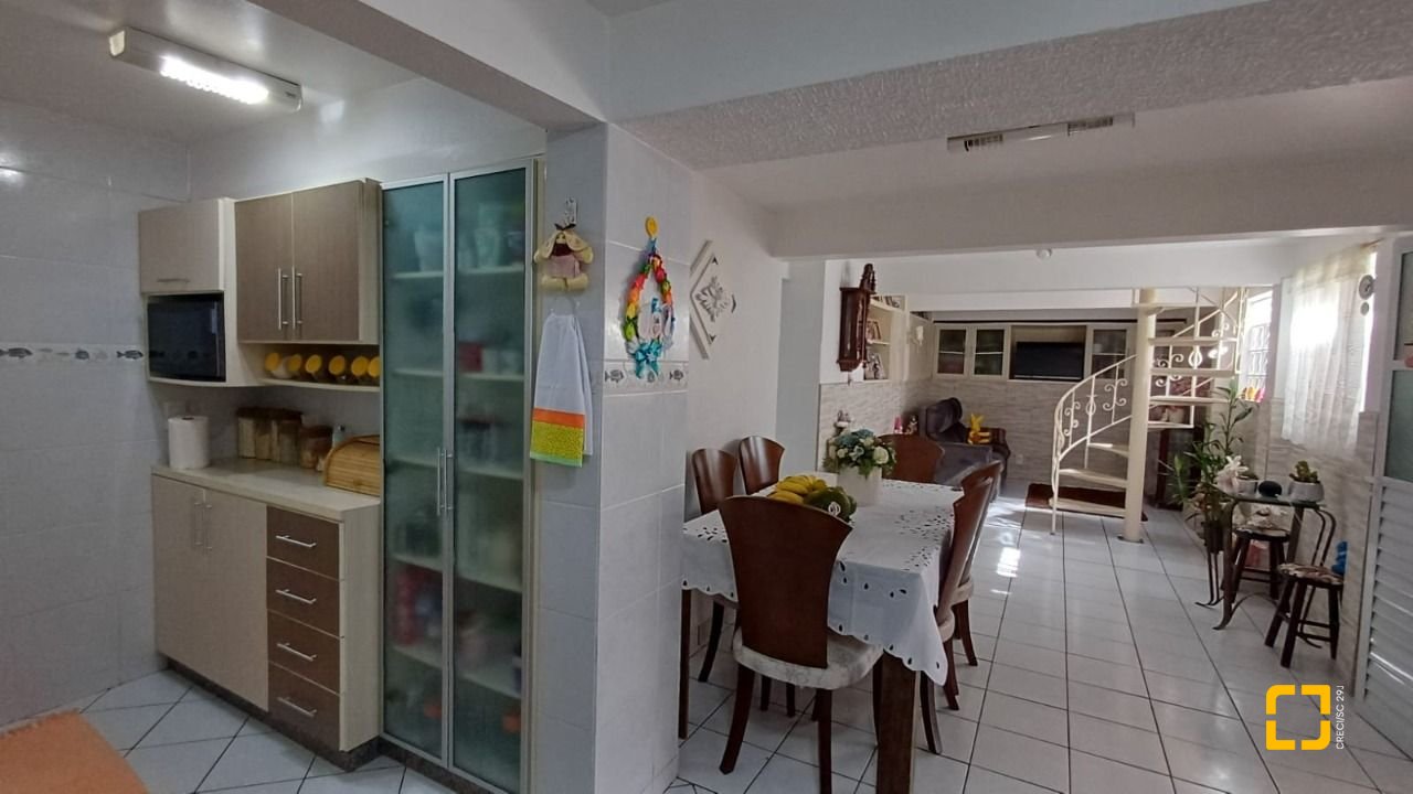 Casa com 218m², 5 quartos (sendo 1 suíte), 2 garagens, no bairro Trindade em Florianópolis