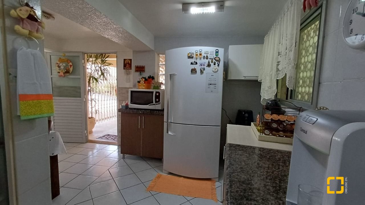 Casa com 218m², 5 quartos (sendo 1 suíte), 2 garagens, no bairro Trindade em Florianópolis