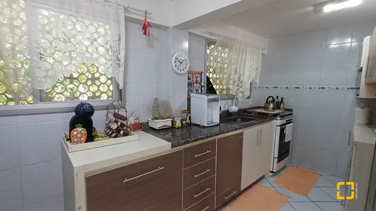 Casa com 218m², 5 quartos (sendo 1 suíte), 2 garagens, no bairro Trindade em Florianópolis