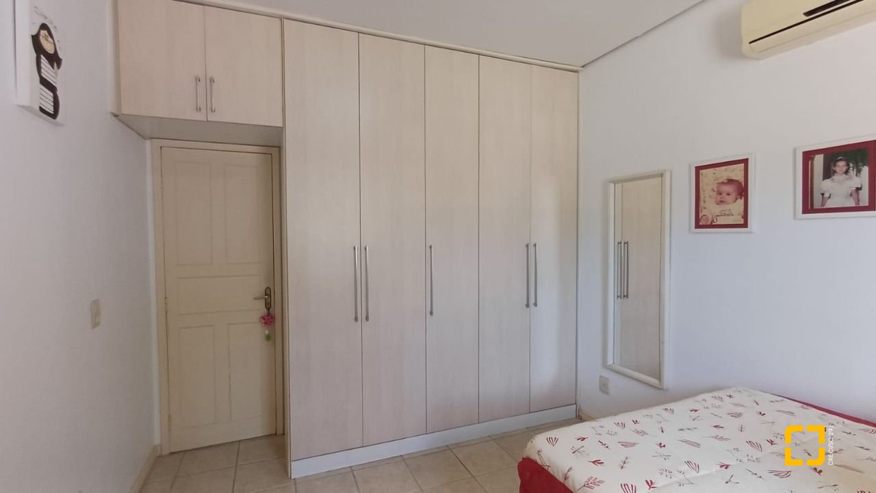 Casa com 218m², 5 quartos (sendo 1 suíte), 2 garagens, no bairro Trindade em Florianópolis
