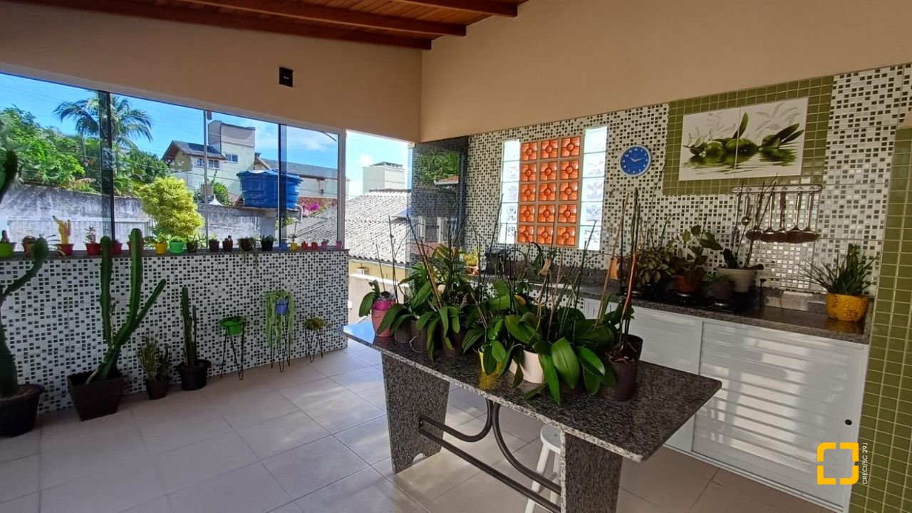 Casa com 218m², 5 quartos (sendo 1 suíte), 2 garagens, no bairro Trindade em Florianópolis
