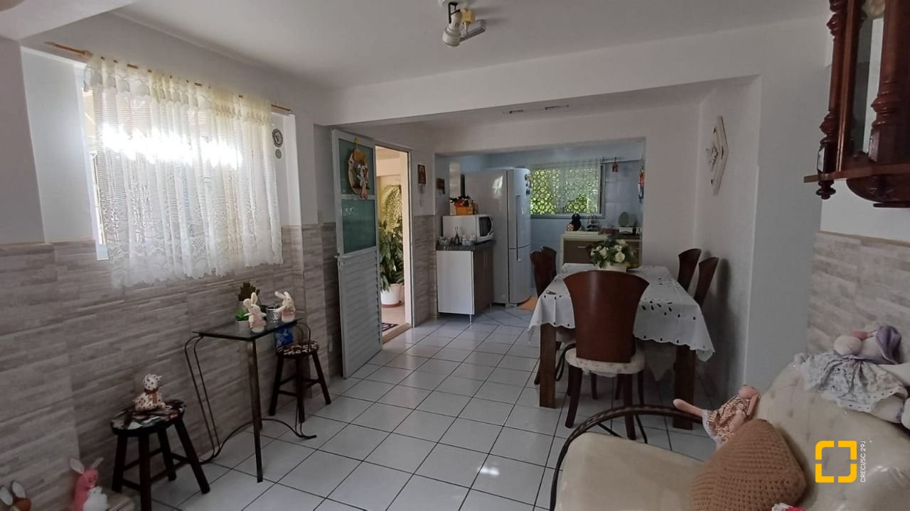 Casa com 218m², 5 quartos (sendo 1 suíte), 2 garagens, no bairro Trindade em Florianópolis