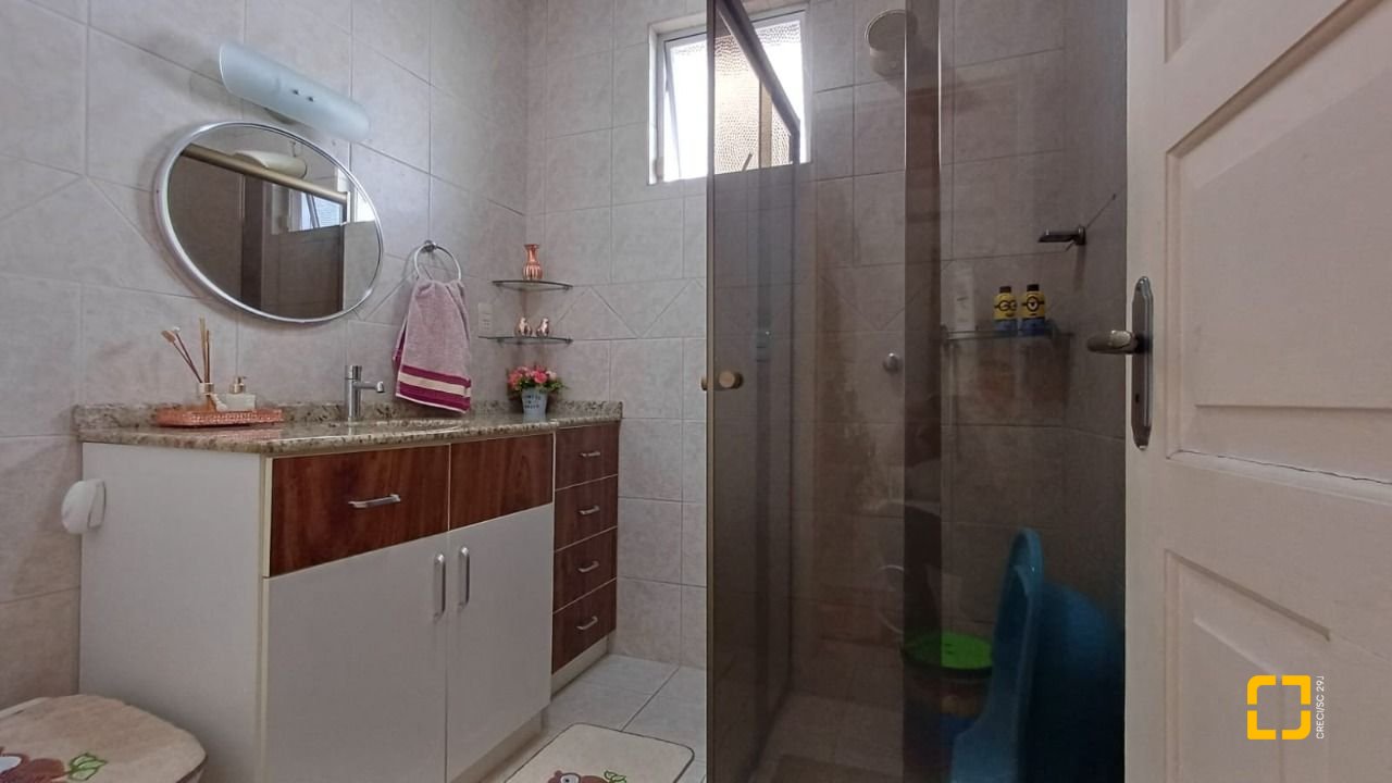 Casa com 218m², 5 quartos (sendo 1 suíte), 2 garagens, no bairro Trindade em Florianópolis