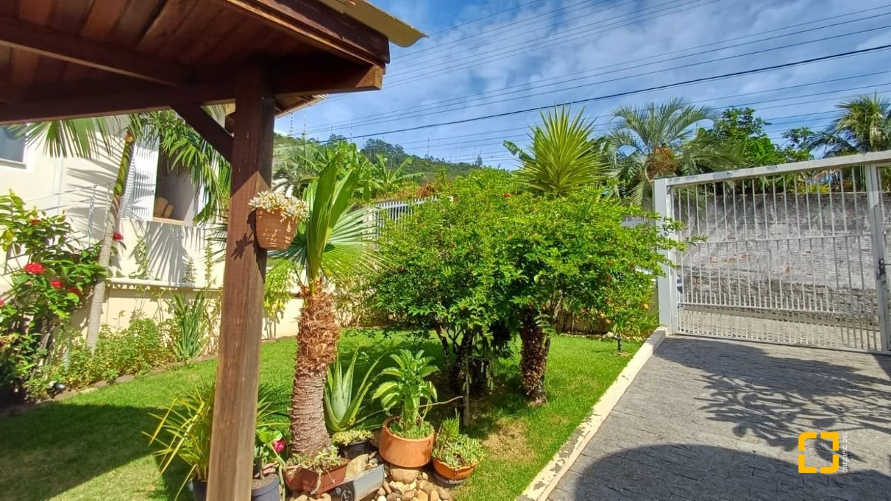 Casa com 218m², 5 quartos (sendo 1 suíte), 2 garagens, no bairro Trindade em Florianópolis