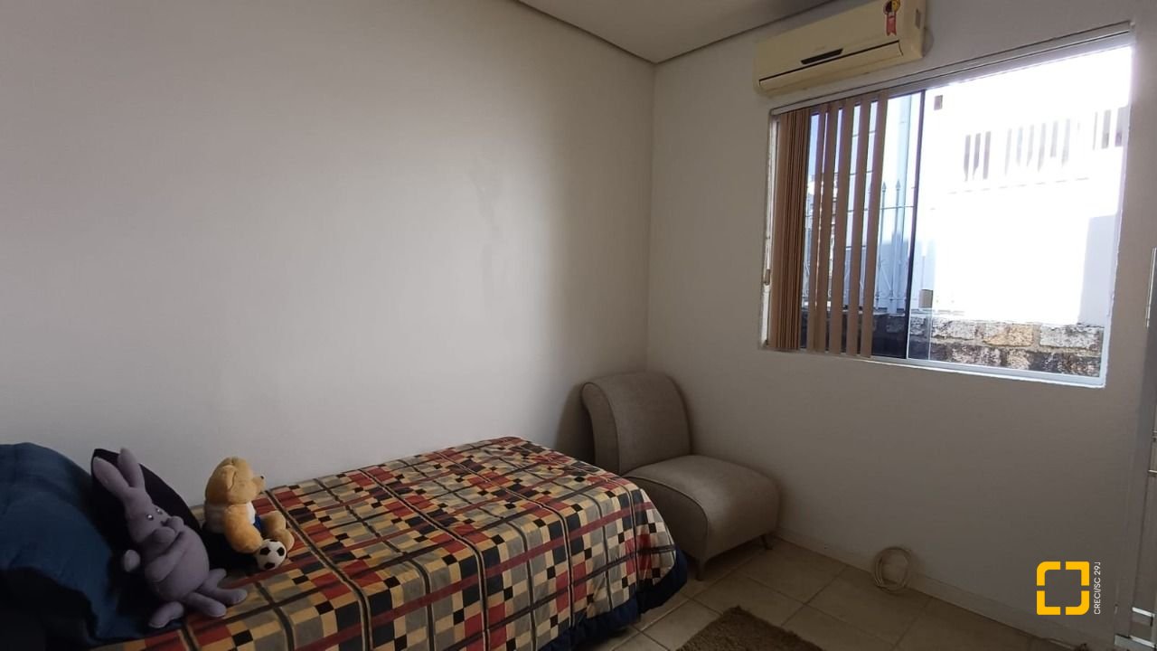 Casa com 218m², 5 quartos (sendo 1 suíte), 2 garagens, no bairro Trindade em Florianópolis