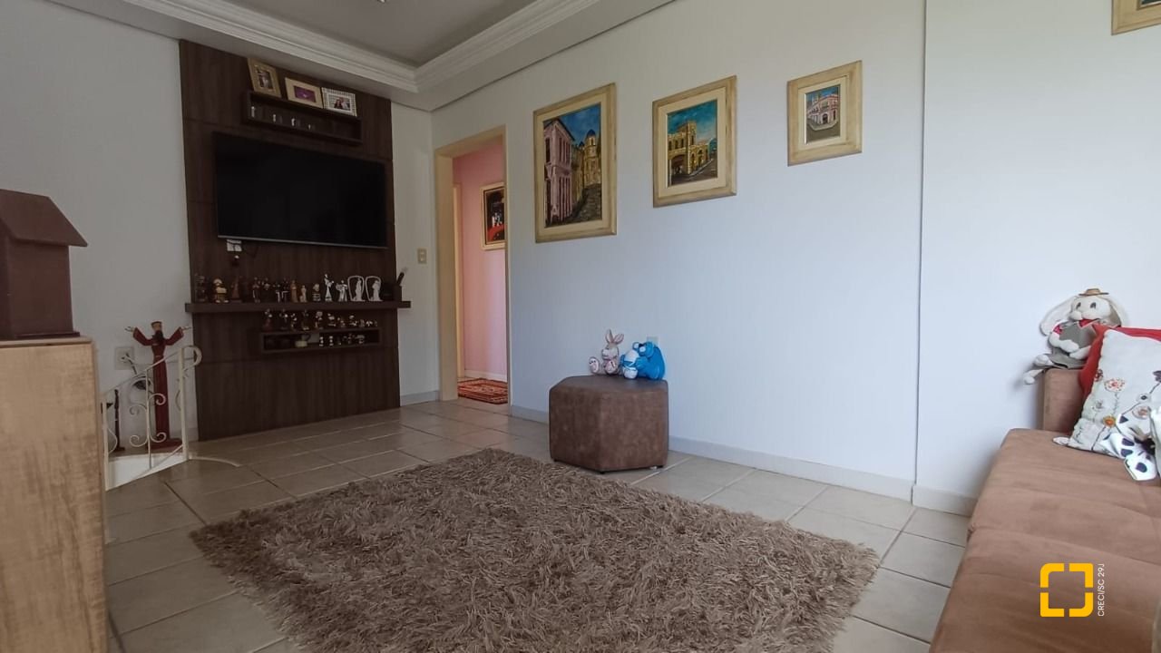 Casa com 218m², 5 quartos (sendo 1 suíte), 2 garagens, no bairro Trindade em Florianópolis