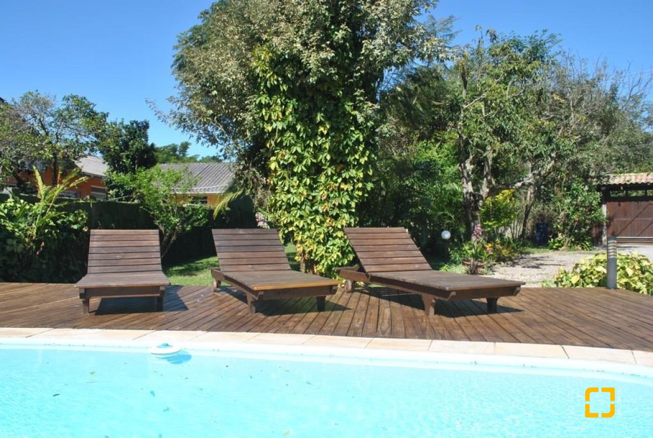 Casa com 322m², 7 quartos (sendo 7 suítes), 8 garagens, no bairro Açores em Florianópolis