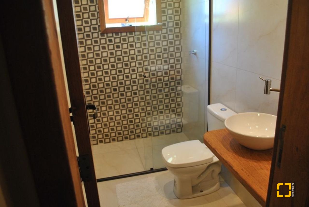 Casa com 322m², 7 quartos (sendo 7 suítes), 8 garagens, no bairro Açores em Florianópolis