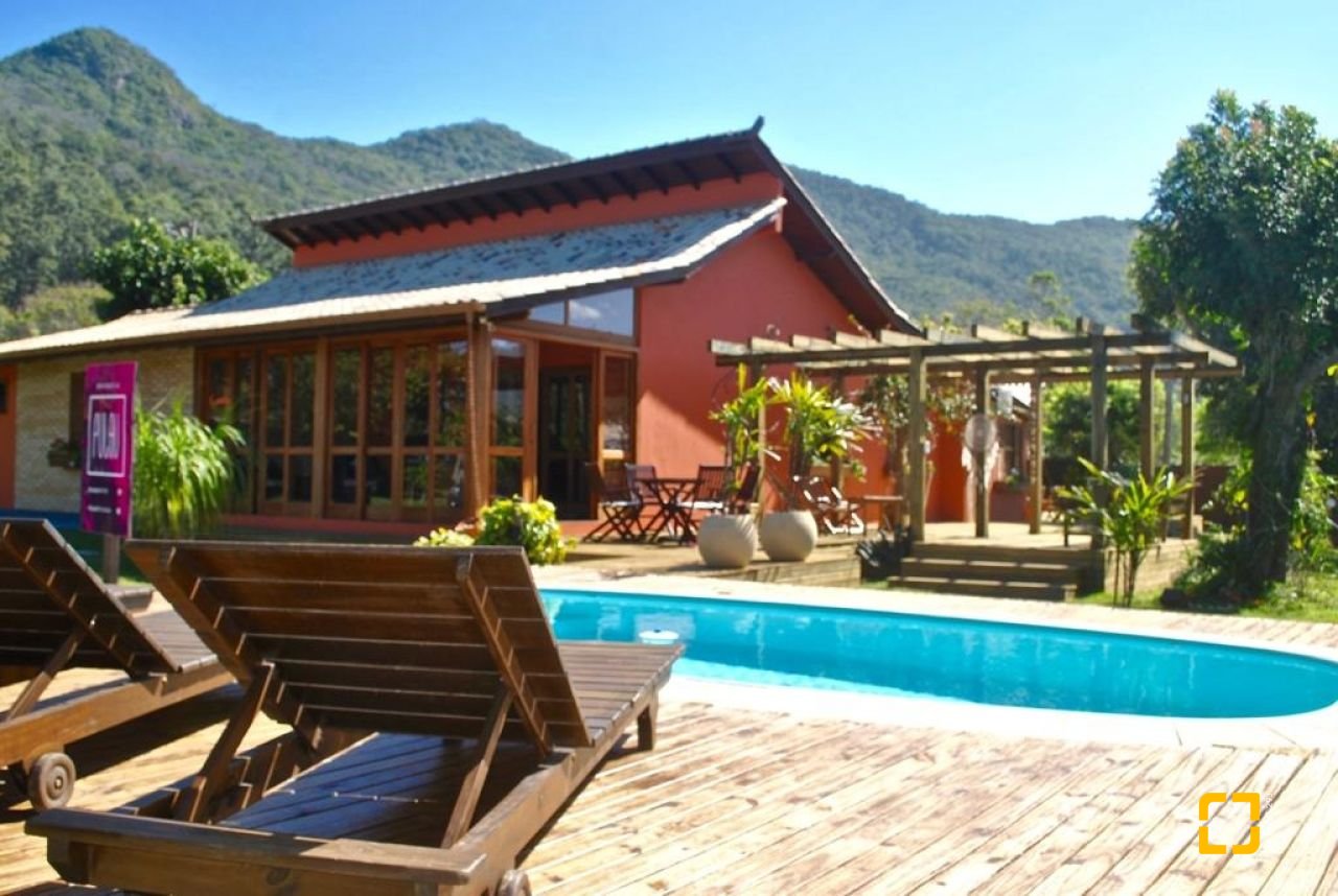 Casa com 322m², 7 quartos (sendo 7 suítes), 8 garagens, no bairro Açores em Florianópolis