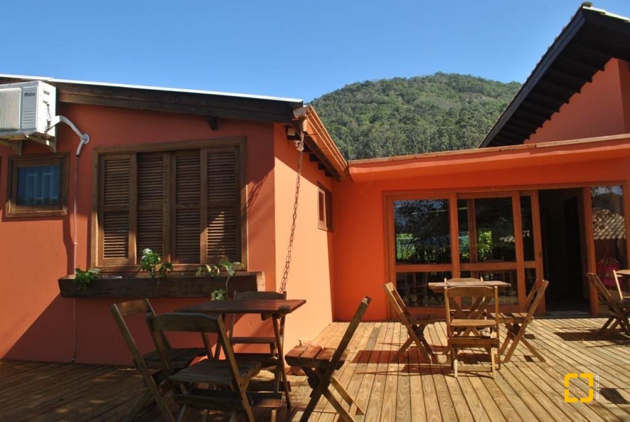 Casa com 322m², 7 quartos (sendo 7 suítes), 8 garagens, no bairro Açores em Florianópolis