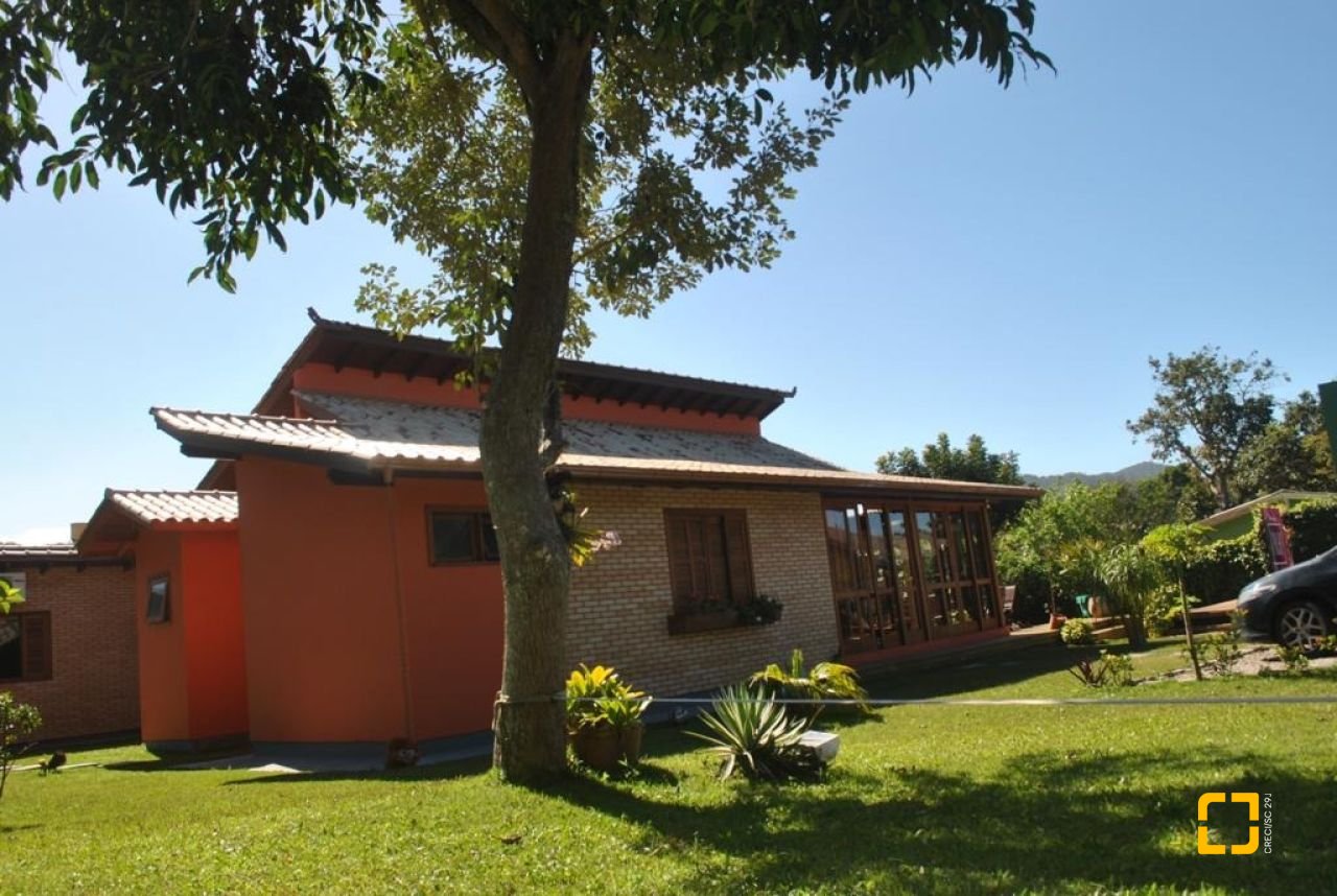Casa com 322m², 7 quartos (sendo 7 suítes), 8 garagens, no bairro Açores em Florianópolis