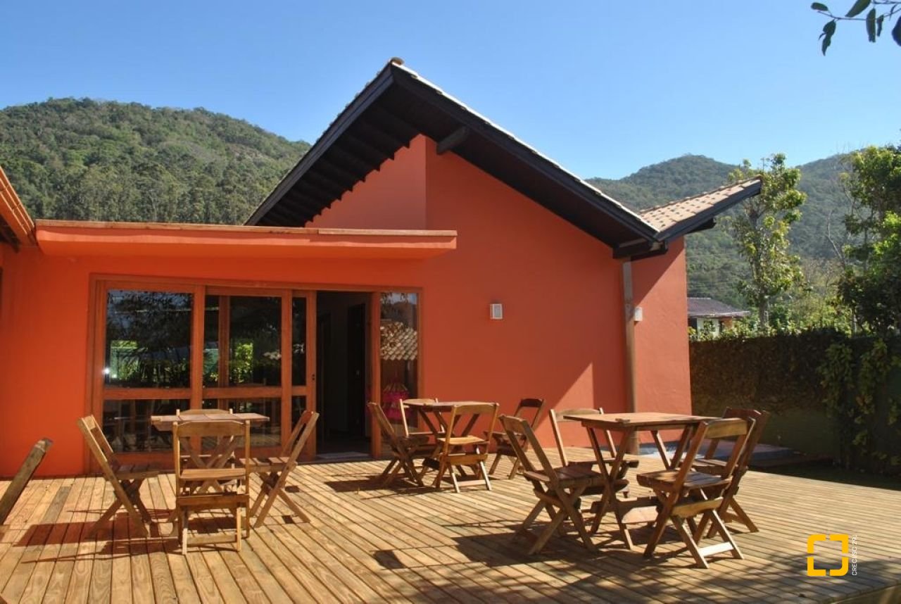 Casa com 322m², 7 quartos (sendo 7 suítes), 8 garagens, no bairro Açores em Florianópolis