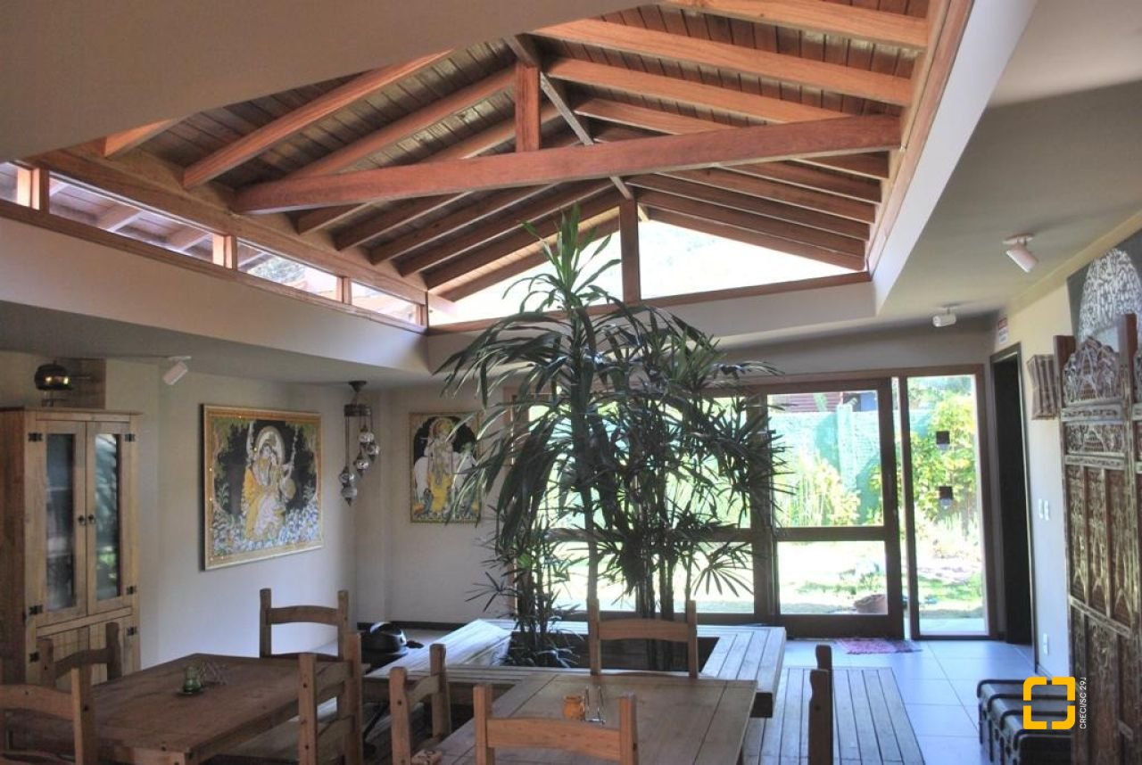 Casa com 322m², 7 quartos (sendo 7 suítes), 8 garagens, no bairro Açores em Florianópolis