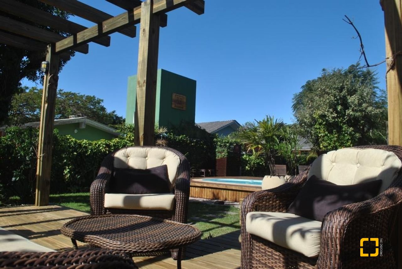 Casa com 322m², 7 quartos (sendo 7 suítes), 8 garagens, no bairro Açores em Florianópolis