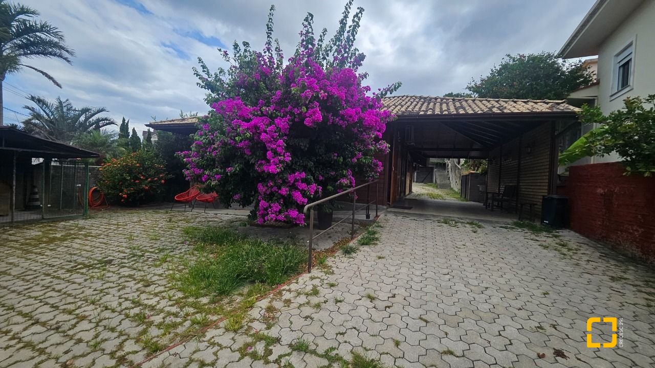 Casa com 230m², 3 quartos (sendo 2 suítes), 2 garagens, no bairro Centro em São José
