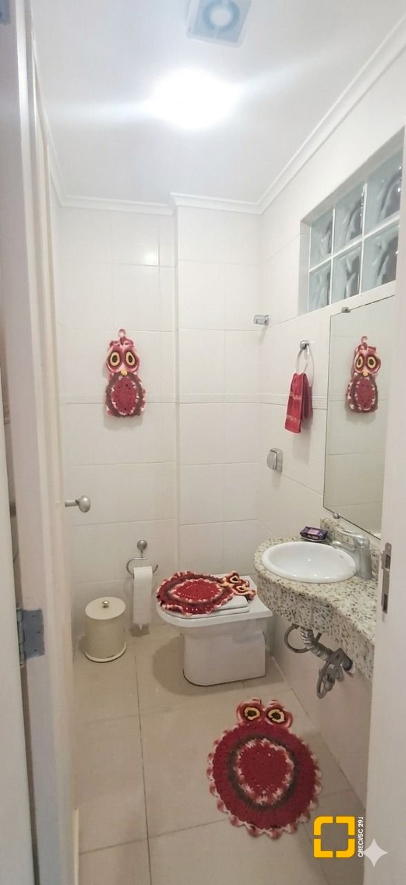 Casa de Condomínio com 103m², 2 quartos (sendo 2 suítes), 1 garagem, no bairro Canasvieiras em Florianópolis
