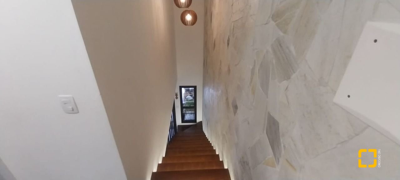 Casa com 162m², 6 quartos (sendo 3 suítes), 2 garagens, no bairro Campeche em Florianópolis