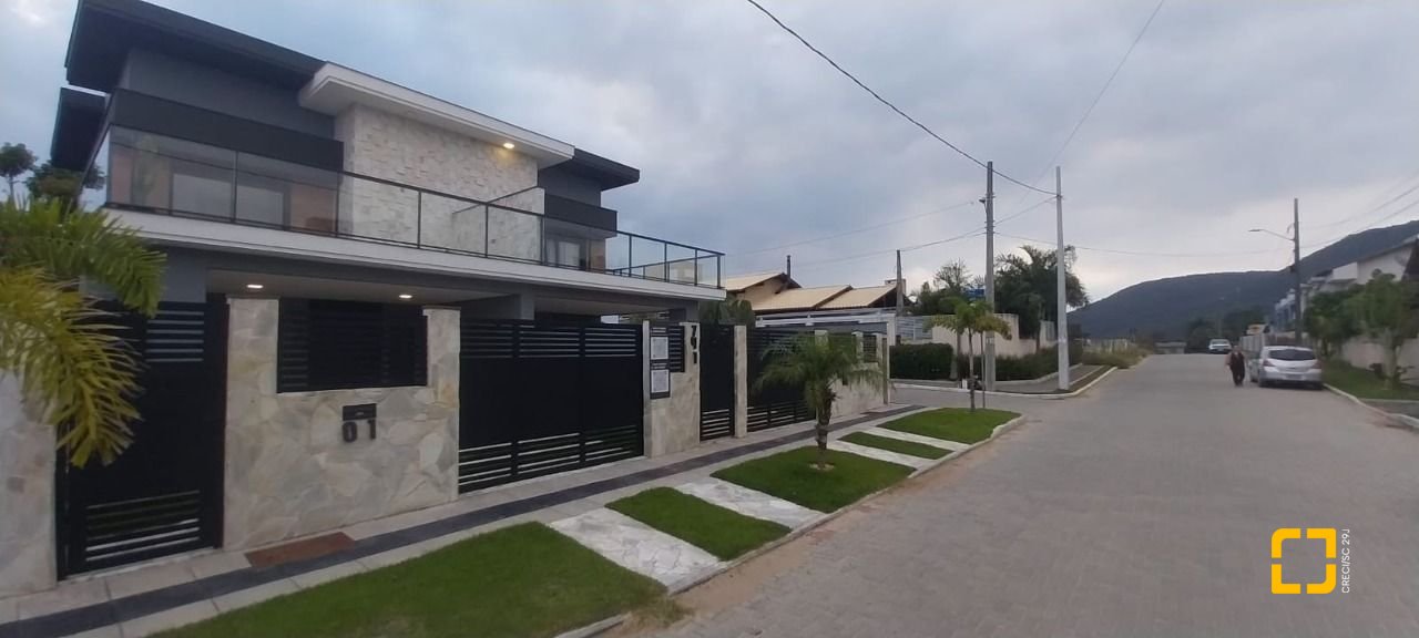 Casa com 162m², 6 quartos (sendo 3 suítes), 2 garagens, no bairro Campeche em Florianópolis