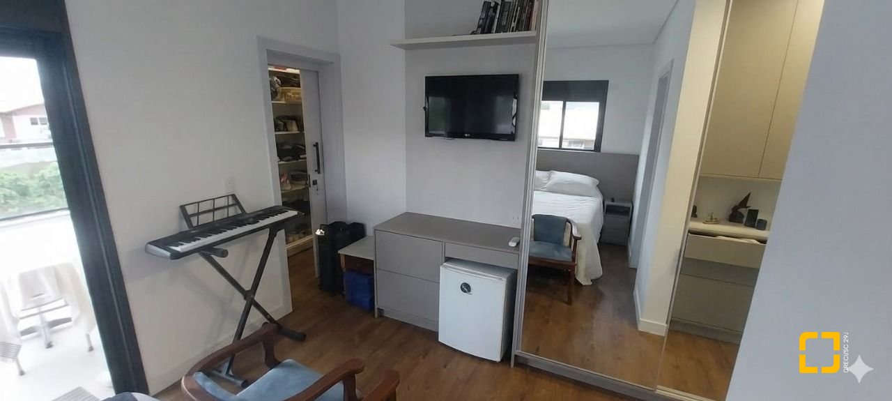 Casa com 162m², 6 quartos (sendo 3 suítes), 2 garagens, no bairro Campeche em Florianópolis