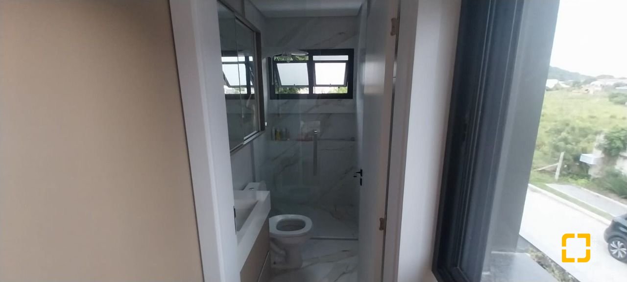 Casa com 162m², 6 quartos (sendo 3 suítes), 2 garagens, no bairro Campeche em Florianópolis