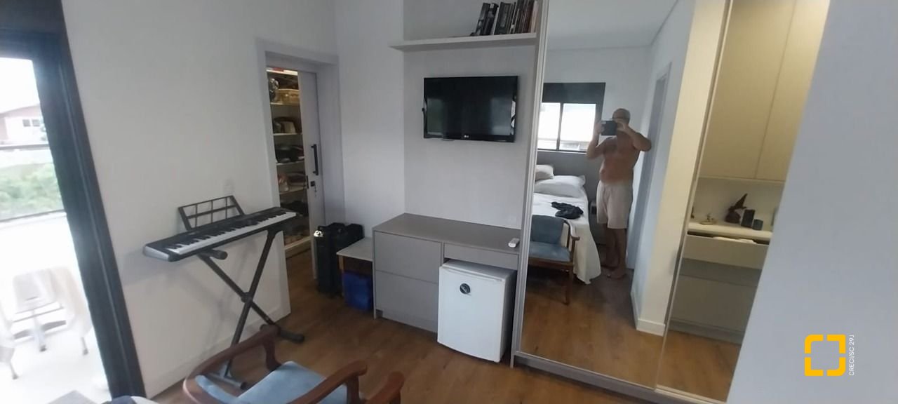 Casa com 162m², 6 quartos (sendo 3 suítes), 2 garagens, no bairro Campeche em Florianópolis