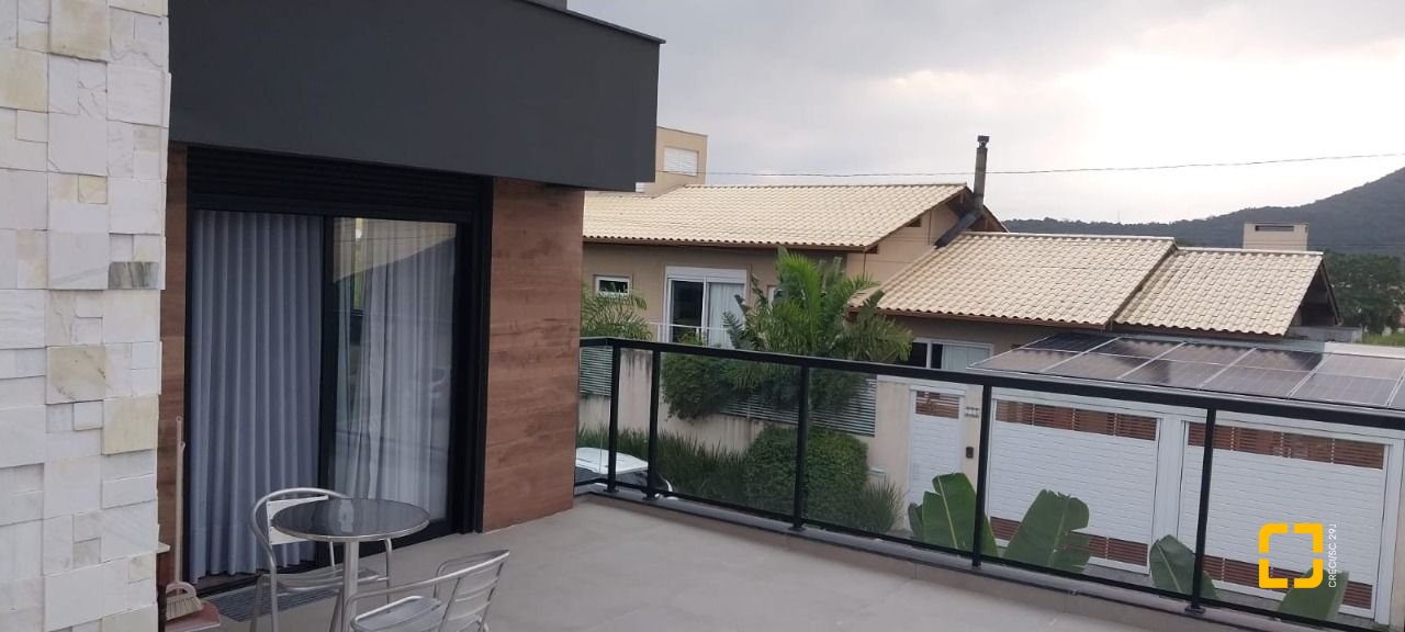 Casa com 162m², 6 quartos (sendo 3 suítes), 2 garagens, no bairro Campeche em Florianópolis