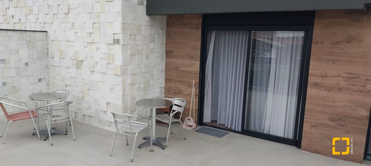 Casa com 162m², 6 quartos (sendo 3 suítes), 2 garagens, no bairro Campeche em Florianópolis