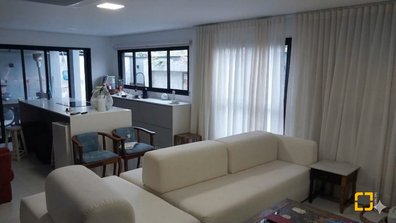 Casa com 162m², 6 quartos (sendo 3 suítes), 2 garagens, no bairro Campeche em Florianópolis