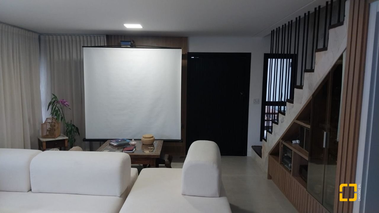 Casa com 162m², 6 quartos (sendo 3 suítes), 2 garagens, no bairro Campeche em Florianópolis