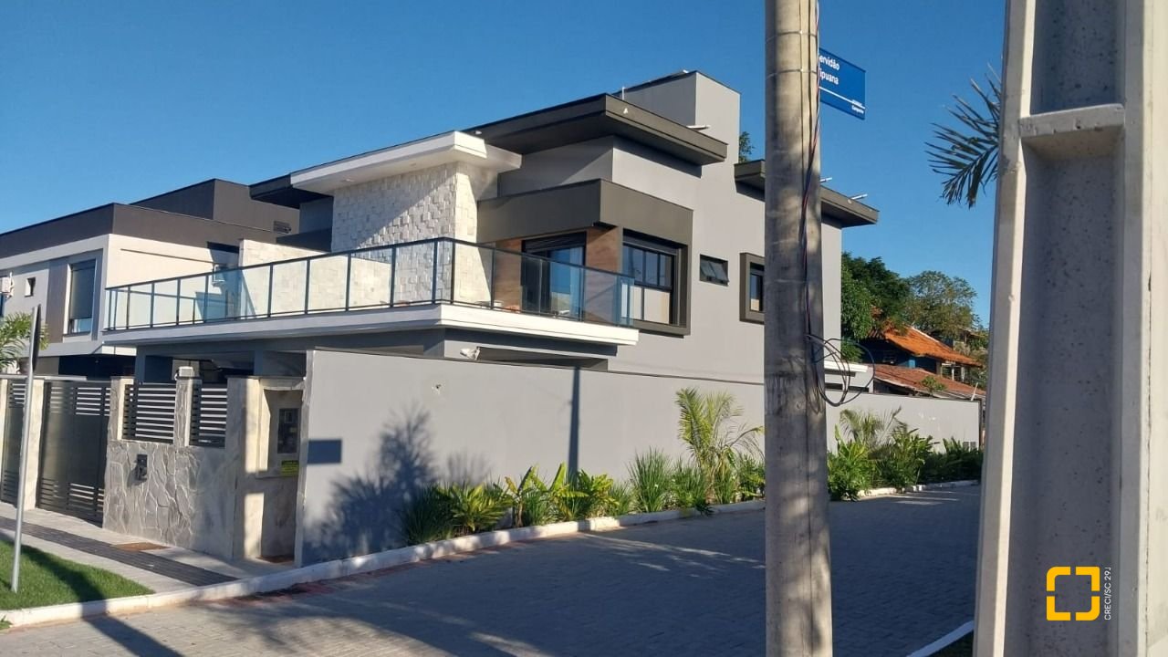 Casa com 162m², 6 quartos (sendo 3 suítes), 2 garagens, no bairro Campeche em Florianópolis